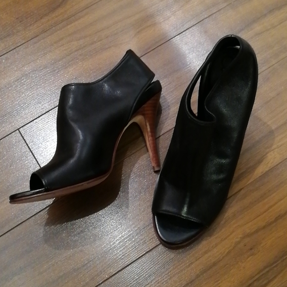 Like-new Gorgeous Cole Haan black leather stilettos - Picture 6 of 8